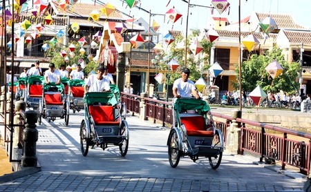 Các[-]tầng[-]lớp[-]nhân[-]dân[-]tham[-]gia[-]đổi[-]túi[-]nilon[-]lấy[-]túi[-]thân[-]thiện[-]môi[-]trường